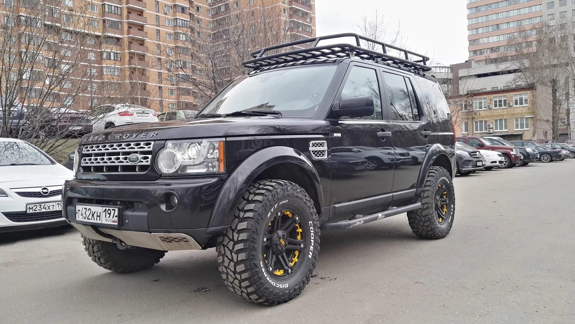 Колеса дискавери 3. Land Rover Discovery 2 35 колеса. Land Rover Discovery 3 Offroad. Range Rover Discovery 3. Ленд Ровер Дискавери на 35 колесах.