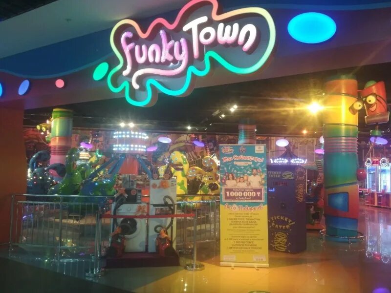 Фанки таун рязань в премьере корабль. Костанай плаза фанки таун. Gorecenter funky town. Фанки таун аттракционы. Фанки таун новосибирск в сибирском молле.