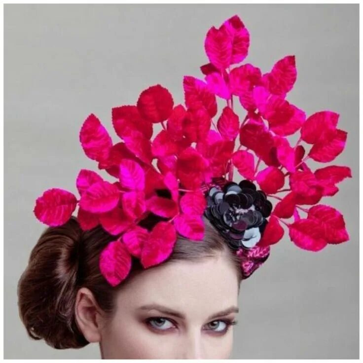 Цветы на голове. Шляпка из цветов. Большой цветок на голове. Royal ascot hats. Большой цветок на голове.