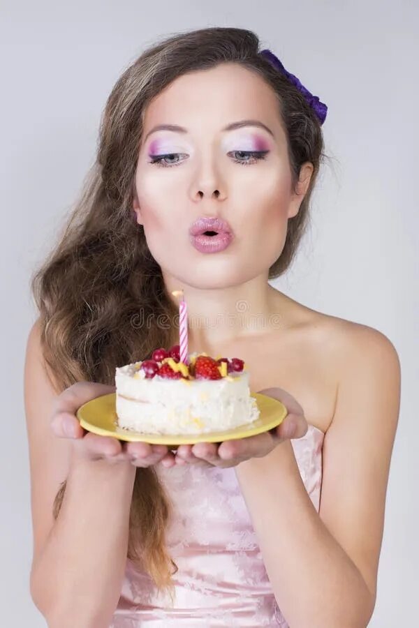 На днюхе девушку ткнули лицом в торт. Тортик для девушки. Девушка с пирожным. Торт для девушки. Фотосессия с тортом девушки.
