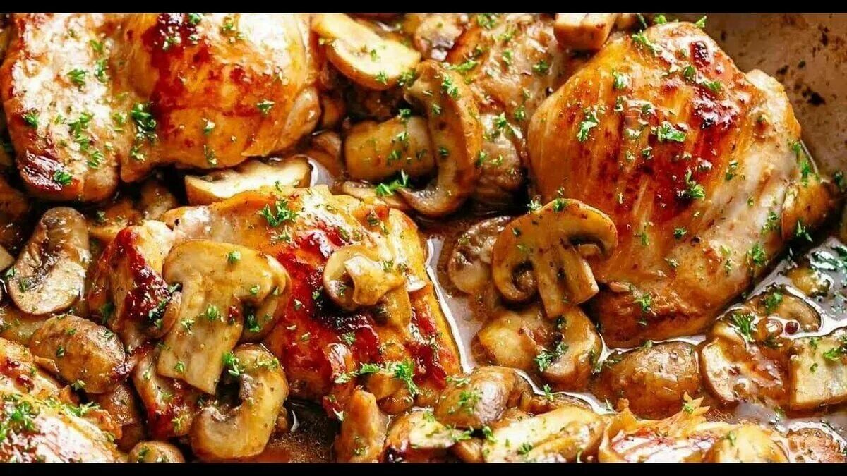 Курица с грибами и овощами на сковороде. Куриные бедра с грибами. куриные бедра жареные с грибами. куриные бёдрышки в духовке с грибами. курица с грибами на сковороде.