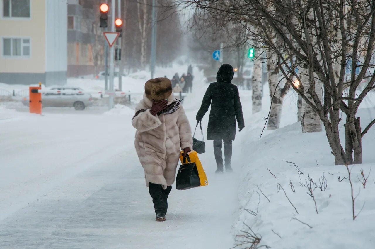 Памятка сосульки. Снегопад. Ветер снег съедает. Сильный снег. Дети едят снег и сосульки.