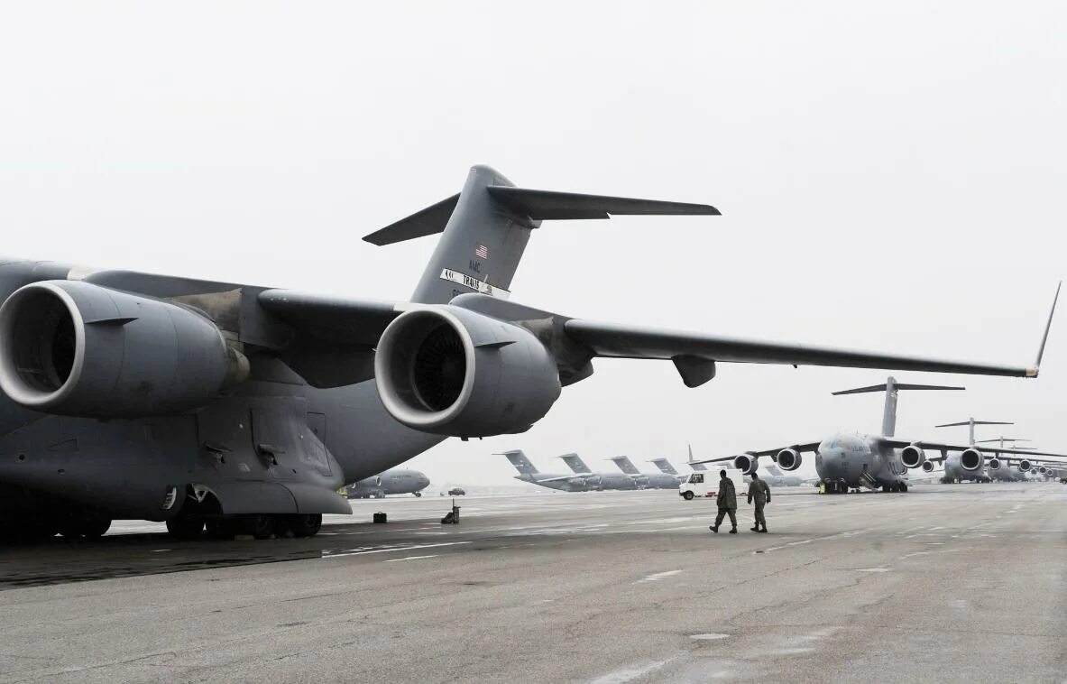 43 c 17. C-17 Globemaster. C-17 Globemaster шасси. Американский грузовой самолет c17 Globemaster. C17 Globemaster с пушкой.