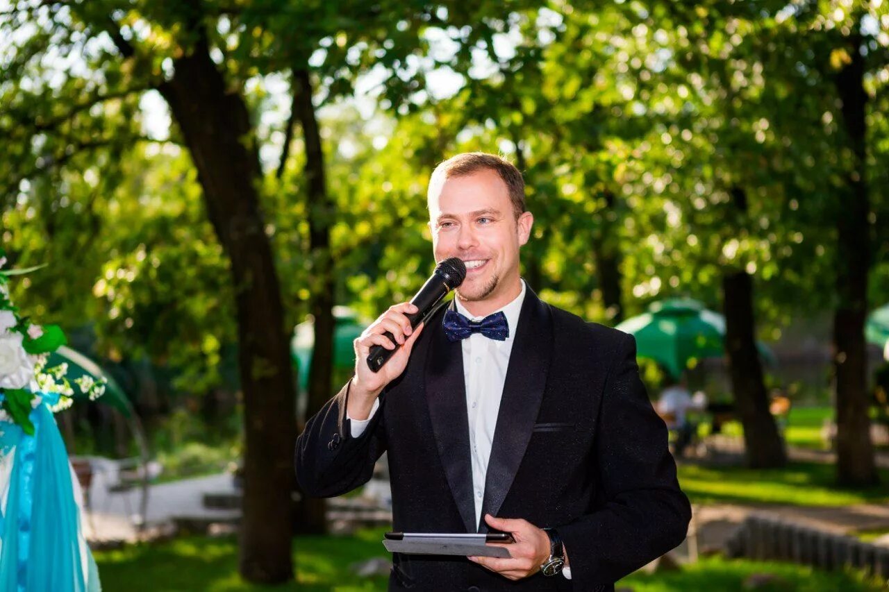 Бас тамада. Вадим ленский ведущий. Ведущий праздников. Ведущий праздников. Алекс белов ведущий.