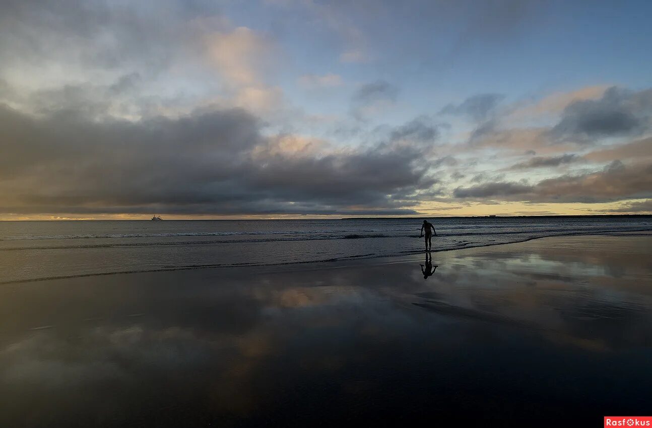 Скалы острова итуруп. Залив касатка на острове итуруп. Зеркальный пляж итуруп. Зеркальный пляж. Зеркальный пляж.