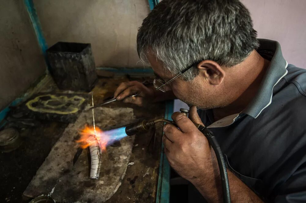 Мастер оружейник. Оружейный мастер перековка на русском. Оружейные мастерские. Оружейный мастер. Сергей солопай.