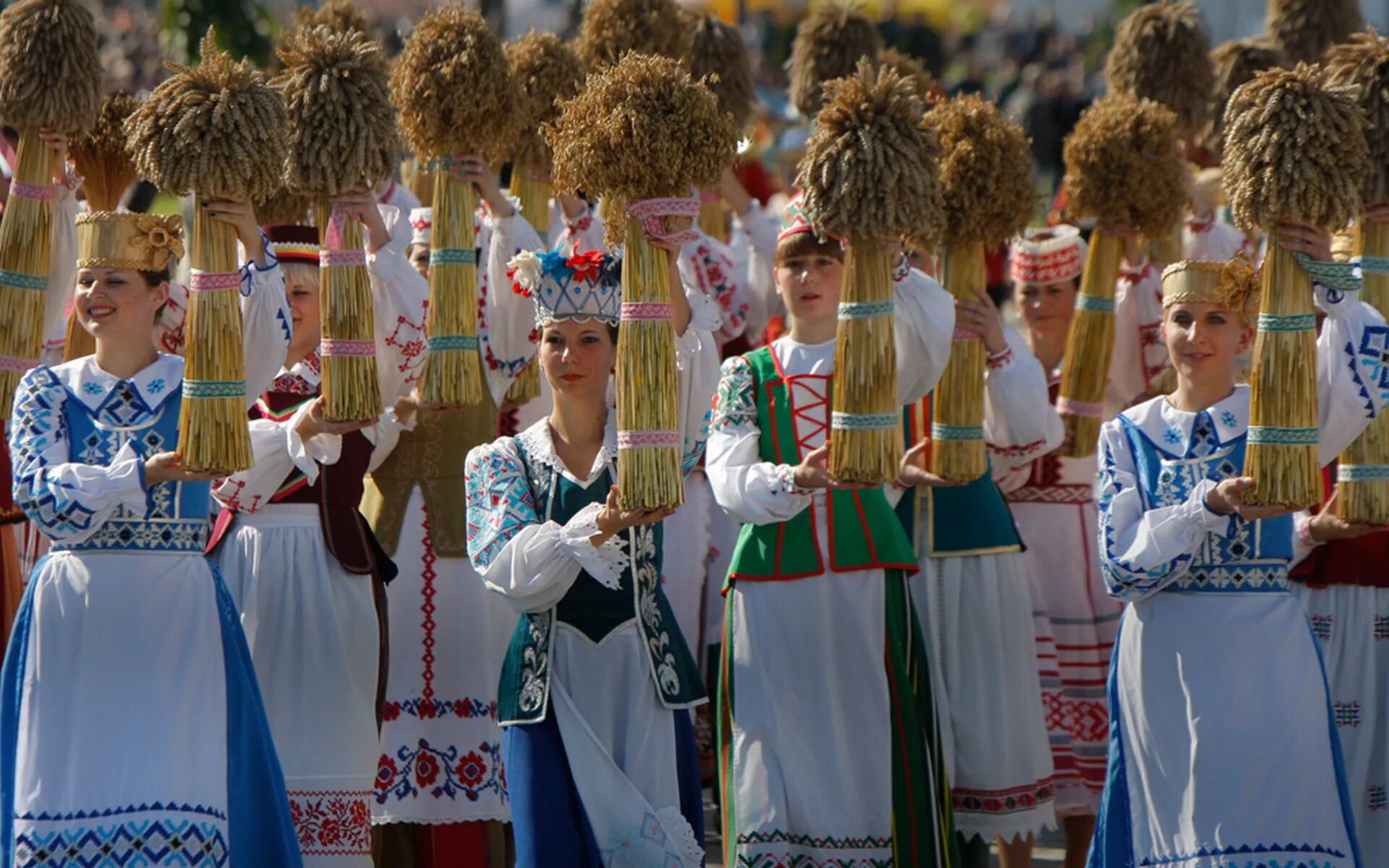 Белорусские национальная культура. Традиция Дожинки в Белоруссии. Белорусский праздник Дожинки. Белорусские праздники дажынки. Белорусские гулянья.