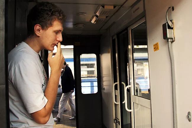 Можно ли курить в поезде дальнего. Курение в тамбуре поезда. Курение в электричке. Курит в поезде. Курит в тамбуре.