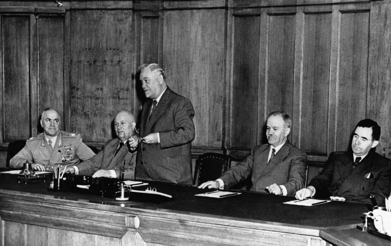 Хрущев Маленков Булганин. Хрущев в Женеве 1955. Совещание в Женеве 1955 Хрущев. Громыко и Хрущев.