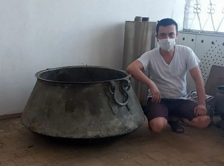 Металлический цвет казана. Казан чугунный. Казан с плоским дном. Узы казань. Медный казан бухарский.