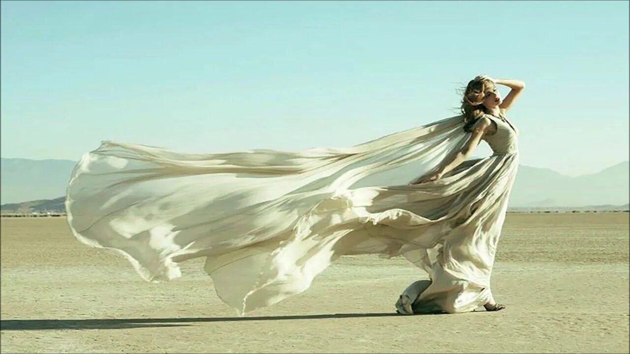 Ткань развивается на ветру. Платье развивающееся на ветру. Женщина на ветру. Одежда на ветру.