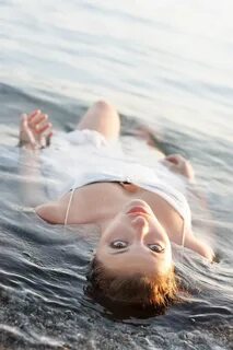 Поза в воде