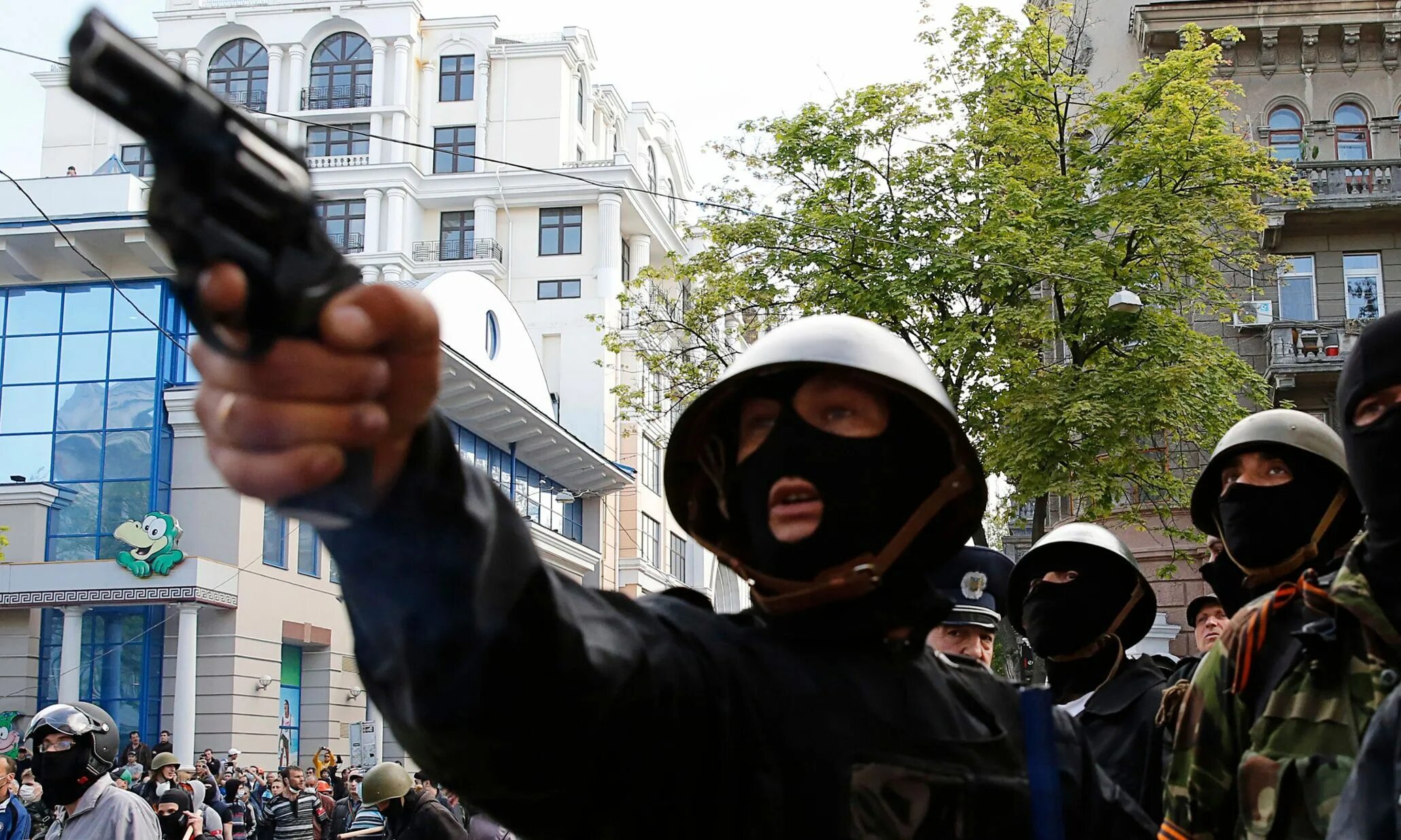 Одесса 2 мая 2014 антимайдановцы. Фучеджи Одесса 2 мая. Дом профсоюзов в Одессе 2 мая 2014. Одесса пророссийские боевики 2 мая. 1 мая 2014 г