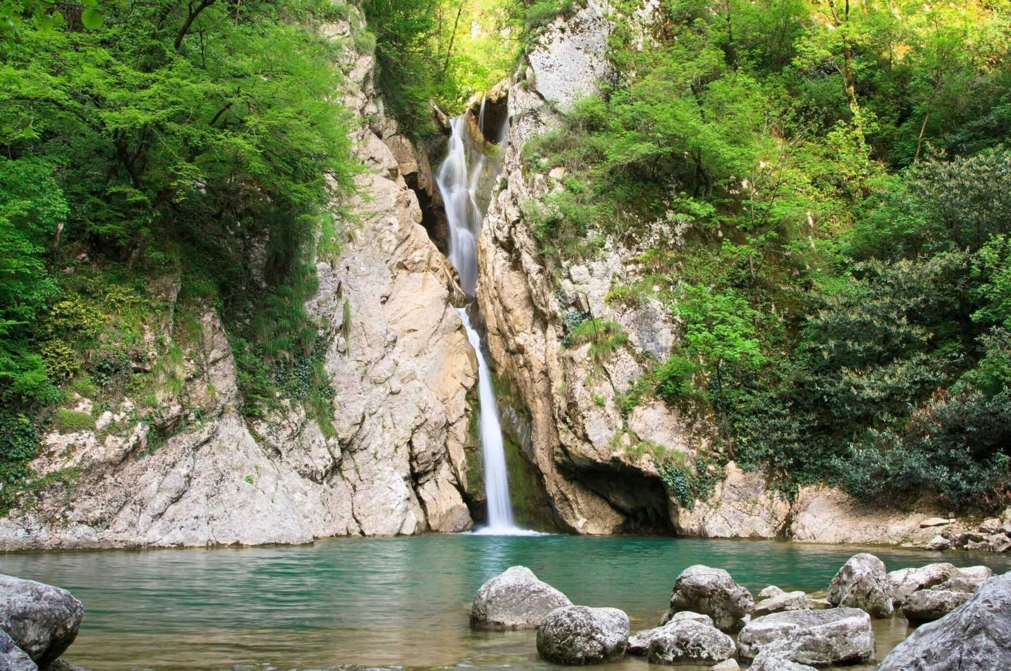 Какие достопримечательности в краснодарском крае. Агурский водопад сочи. река агура сочи. агурское ущелье в сочи. достопримечательности сочи агурский водопад.