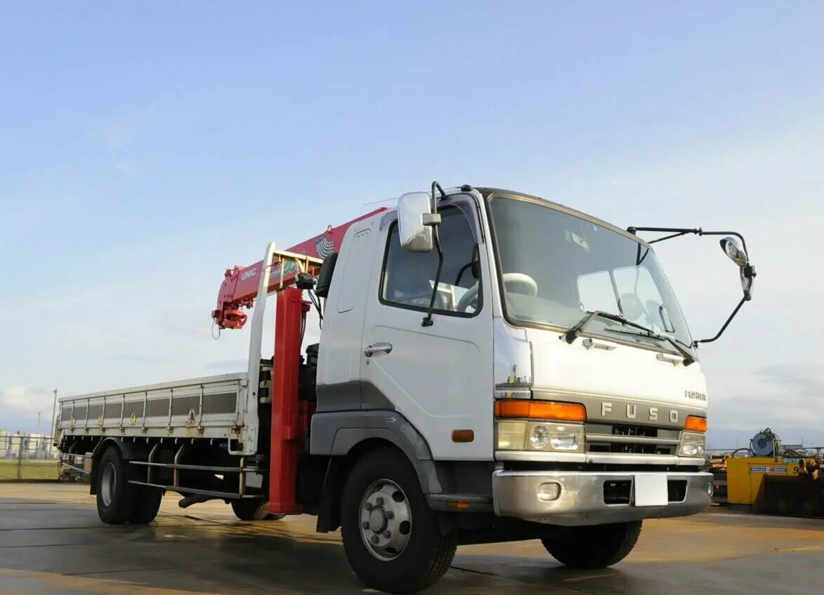 Манипулятор в городе. Mitsubishi fuso манипулятор 5т. митсубиси фусо 3.5 тонн.
