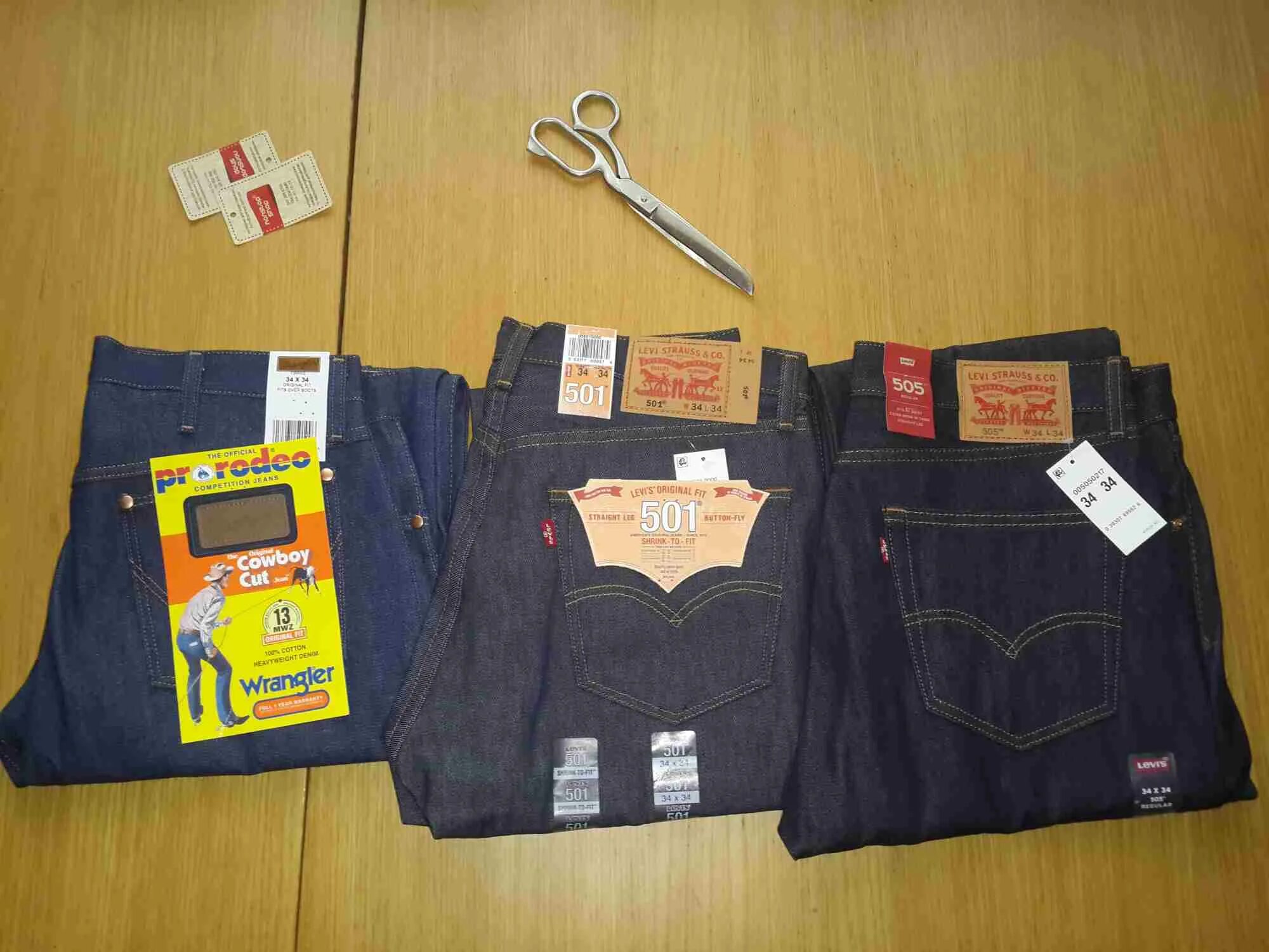 Как отличить levis. Levis 505 vs Wrangler 13. Levis 501 vs Wrangler 13. Wrangler 13mwz vs Levis 501. Lee Wrangler Levis.