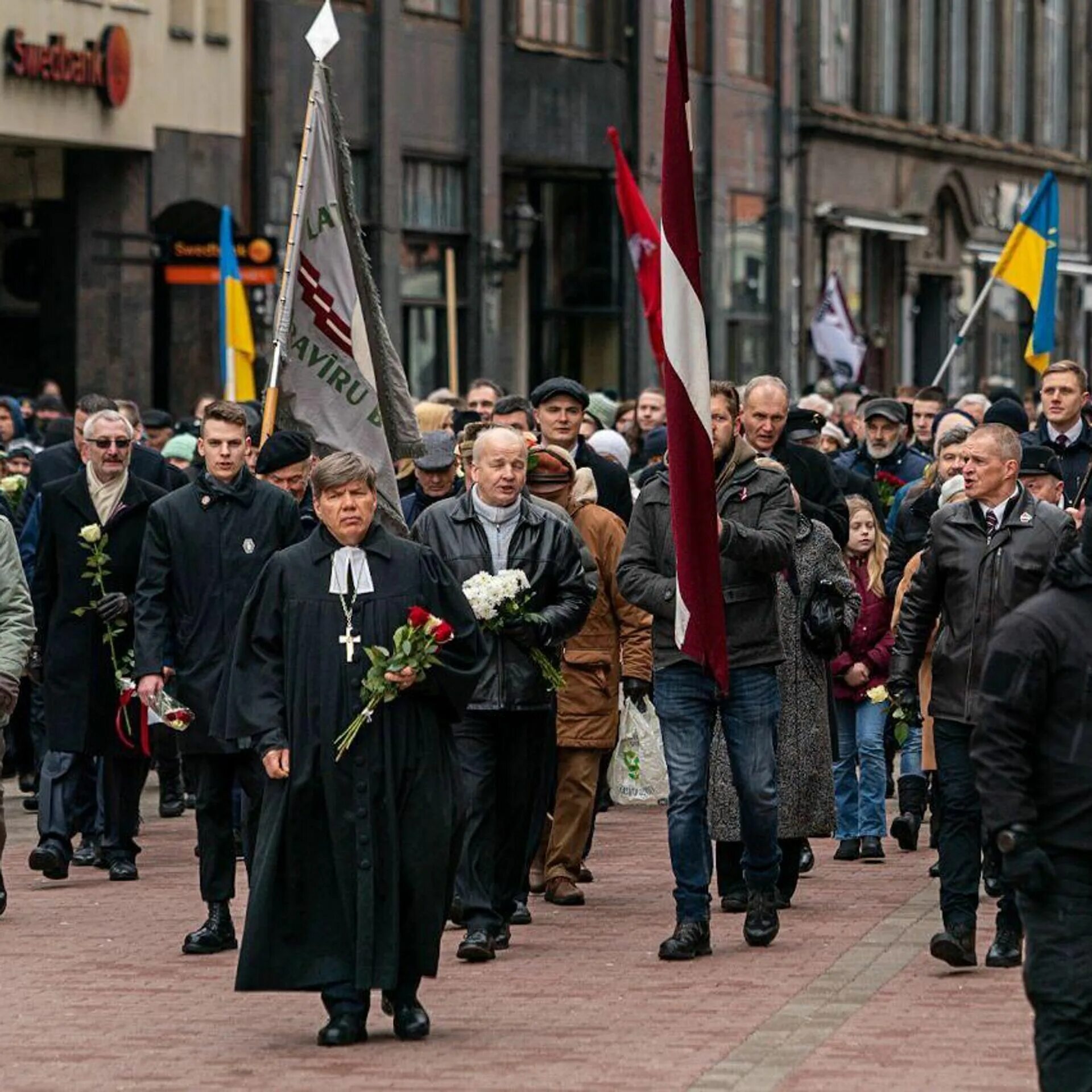 Латвия люди в городе. Рига сегодня. Латвия сегодня на русском. Протесты в латвии. Рига сейчас.