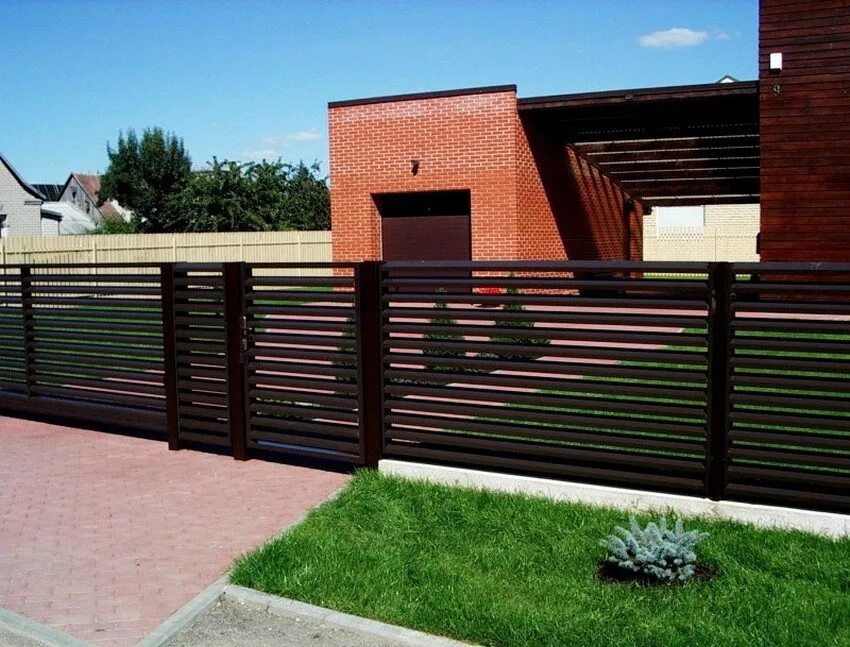 современные заборы. забор брикс с металлоштакетником. новые заборы. заборы у школ в новофёдоровке. ограждение школьной территории.