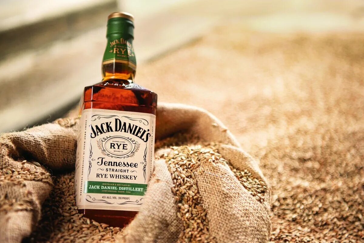 Джек дэниэлс это. Джек Дэниел'с Теннесси виски. Виски Джек Дэниэлс Rye. Виски Джек Дэниэлс Теннесси. Ржаной виски Джек Дэниэлс.