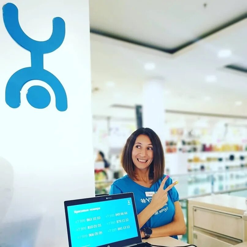 Yota работа. Продавец-консультант yota. yota остров. продавец йота. yota девушка.