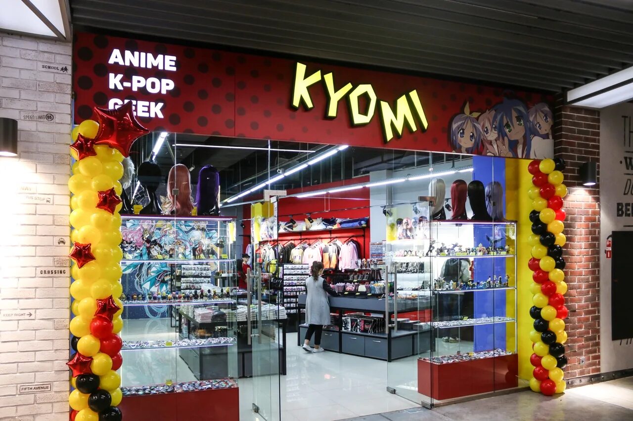 кей поп вечеринка. огромный танцевальная школа. деревянные значки аниме. K-pop кафе. нижний новгород кпоп кафе.