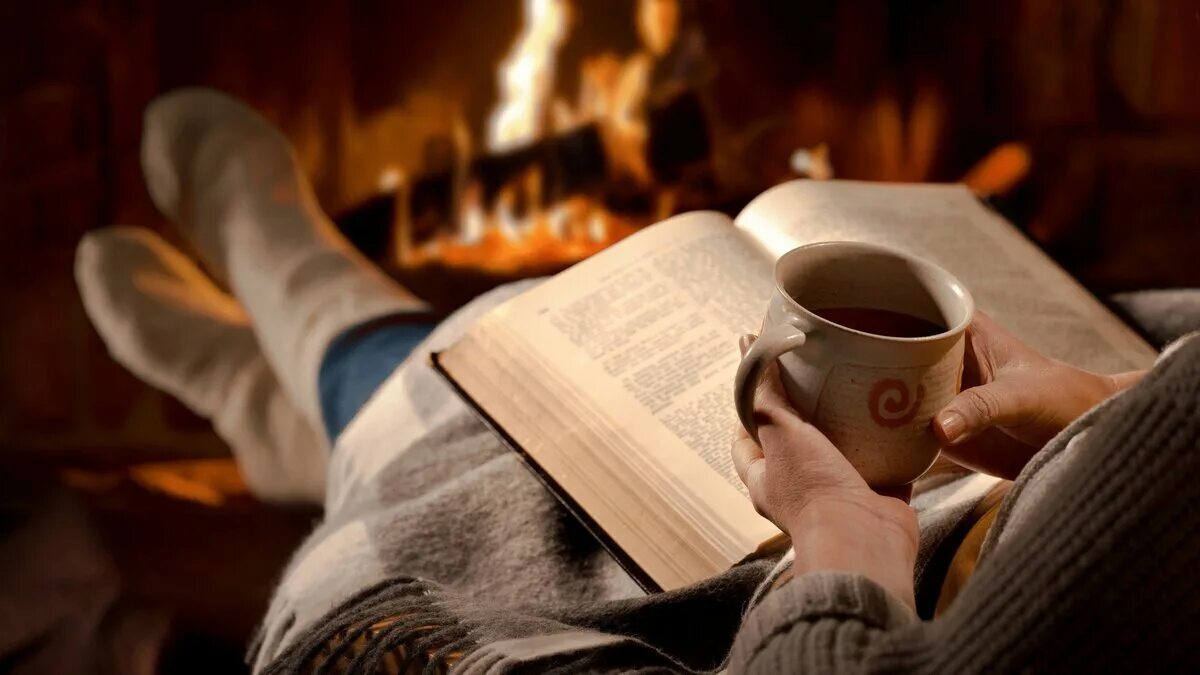 Чтение зимним вечером. Уютный плед камин. Уютного вечера. Кофе плед камин. Уютный плед и кофе.