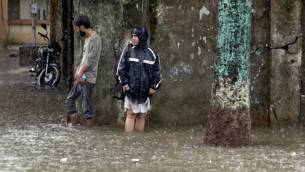 12 без дождя. Монсун дожди. Муссон дождь. Indians in the Rain.