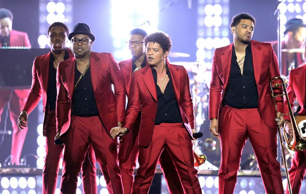 Bruno mars bruninhos theme. Бруно марс 2025. bruno mars 2013. бруно марс с группой. бруно марс концерт 2025.
