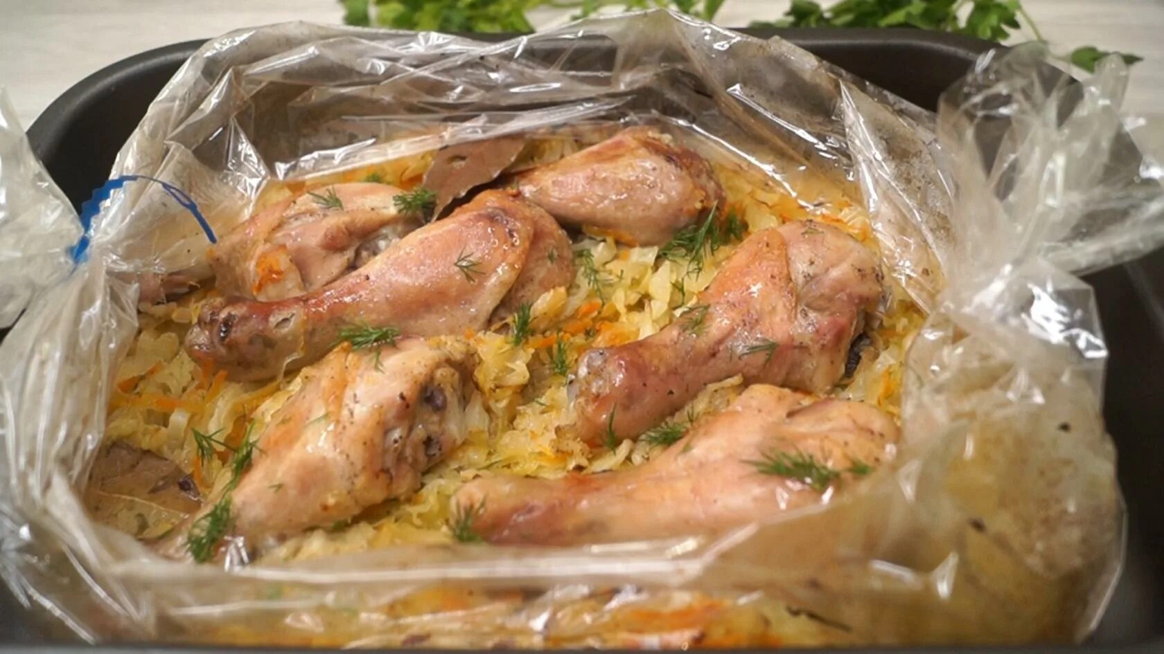 Курица с рисом в пакете для запекания. Рис с курицей в духовке. Курица с рисом в рукаве. Курица с рисом в пакете для запекания в духовке. Рецепт рис с курицей в пакете.