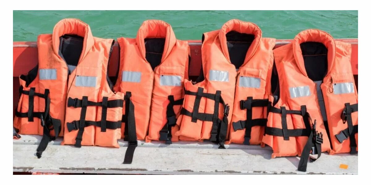 Надеть спасательный жилет. Спасательный жилет для лодки требования ГИМС. Спасат жилеты в воде. Жилет нагрудник спасательный. Человек в спасательном нагруднике.