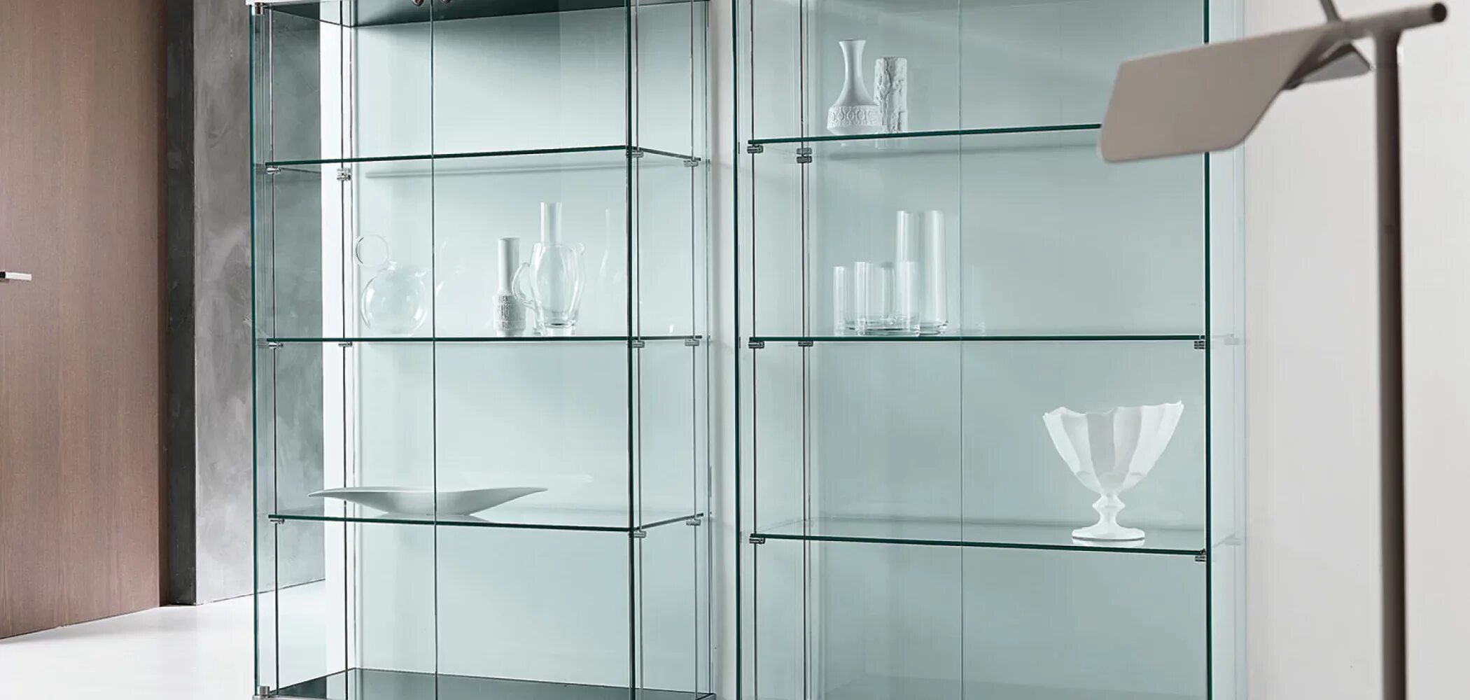 Выставочные шкафы. Шкаф для посуды / витрина Taylor. Cabinet / Showcase by Metner. SS 603 стеклянная витрина. Витрина Glass Showcase. Стеклянный стеллаж.