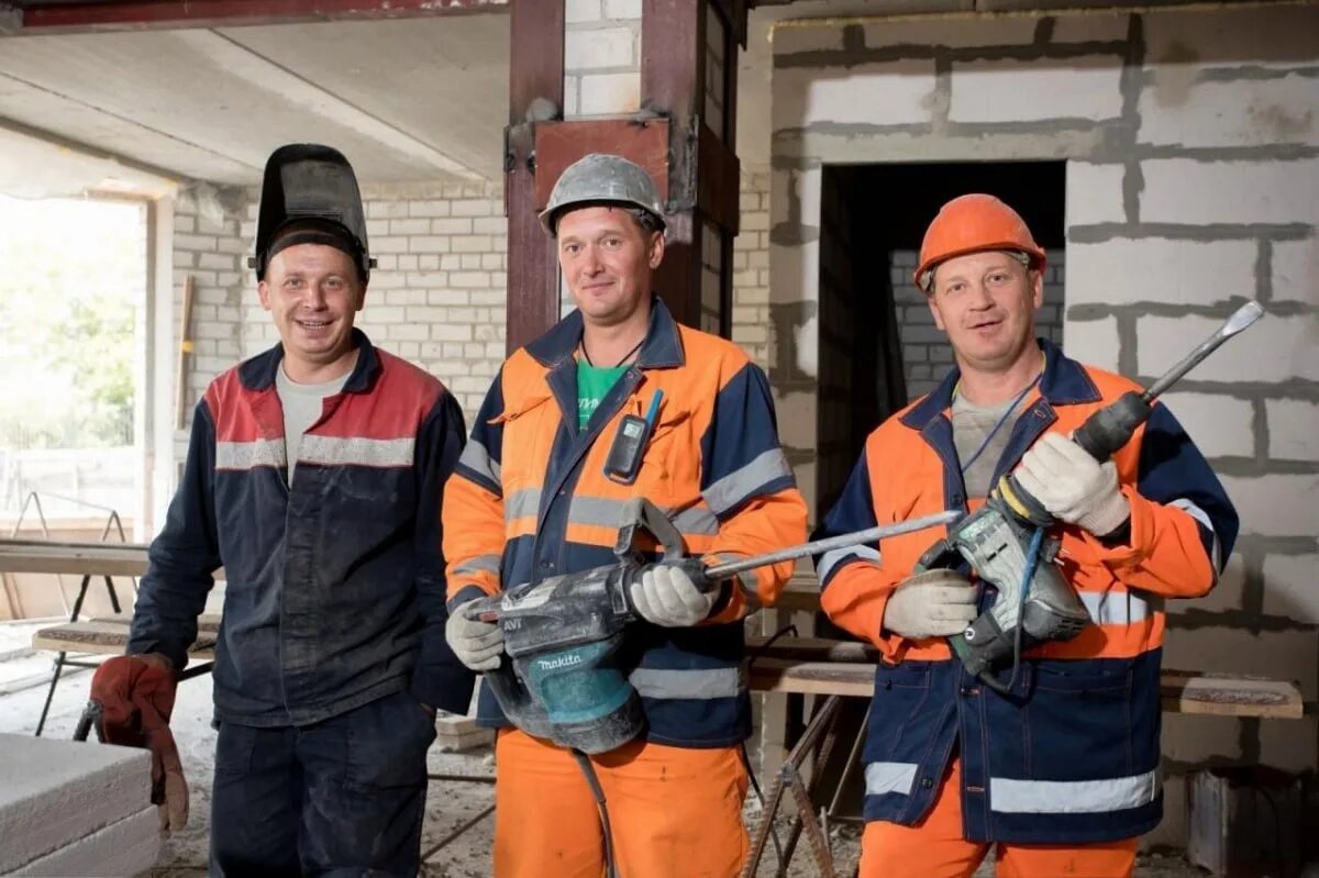 Довольный работник. Работник завода. Грузчик. Разнорабочие. Работник склада.