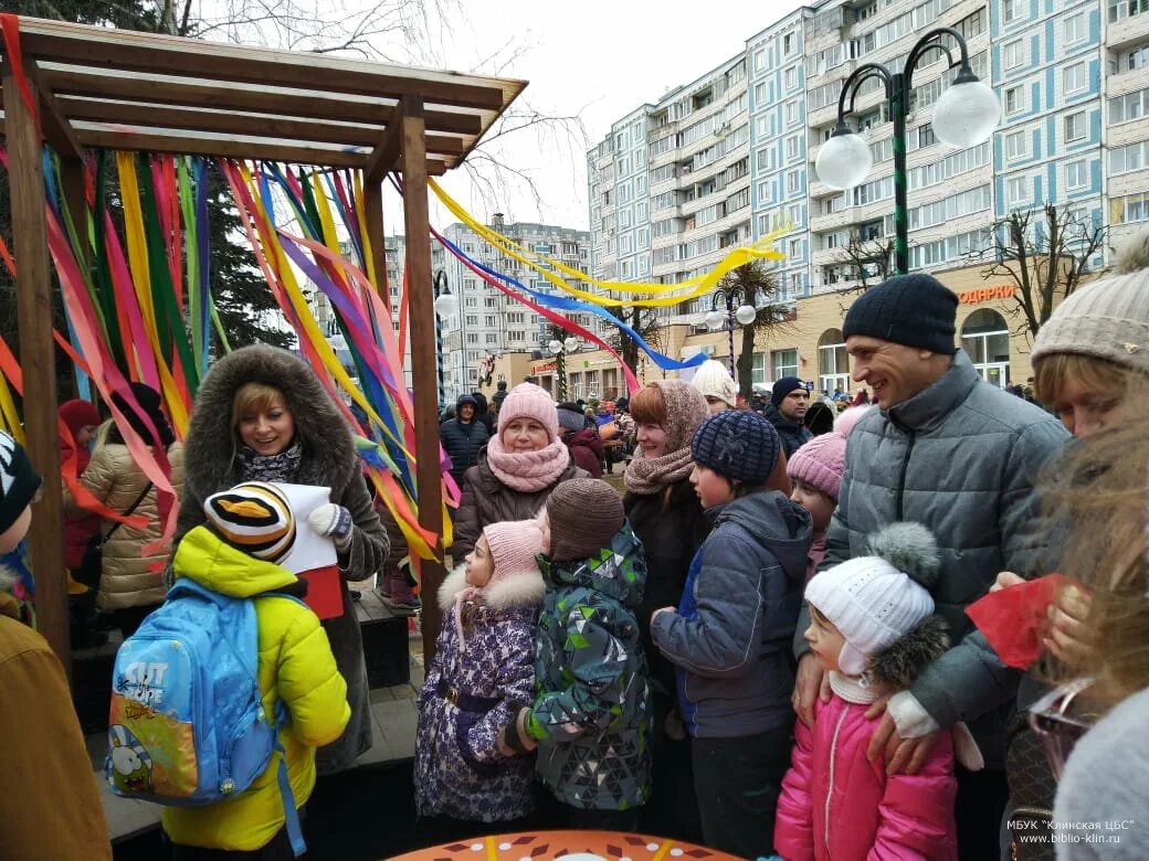 Городской праздник. Библиотечная площадка на улице в Масленицу. Праздник Масленица солнце. Масленица активности на улице городские праздники.