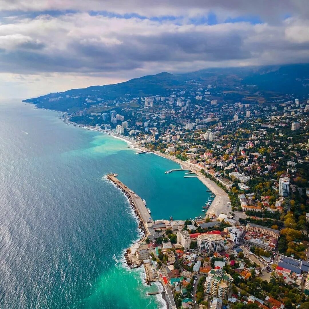 Путевки в крым летом. Ялта Крым. Ялта столица Крыма. Море Крым Ялта. Ялта залив.