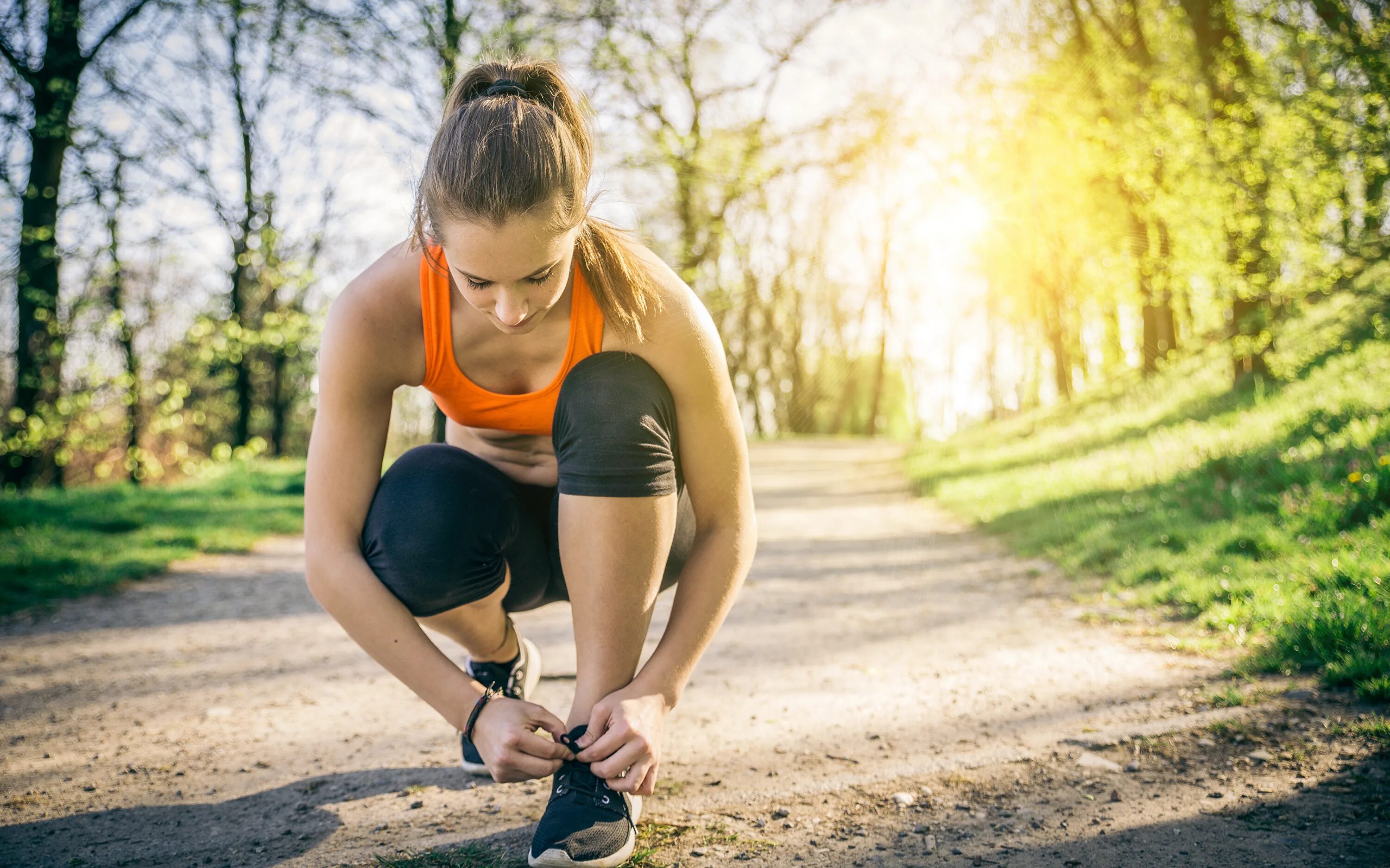 Девушка спорт. Занятие спортом. Занятие спортом на улице. Спортивная девушка на пробежке.