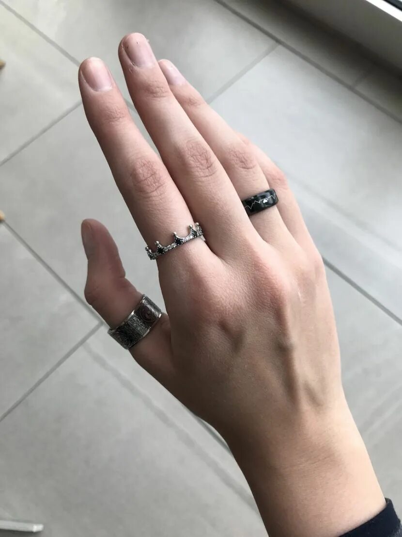 На каком пальце носитькольц. На каком пальценосят кольо. Ношу кольцо на указательном пальце левой руки. Кольцо на большом пальце. Кольцо на пальце церковное.