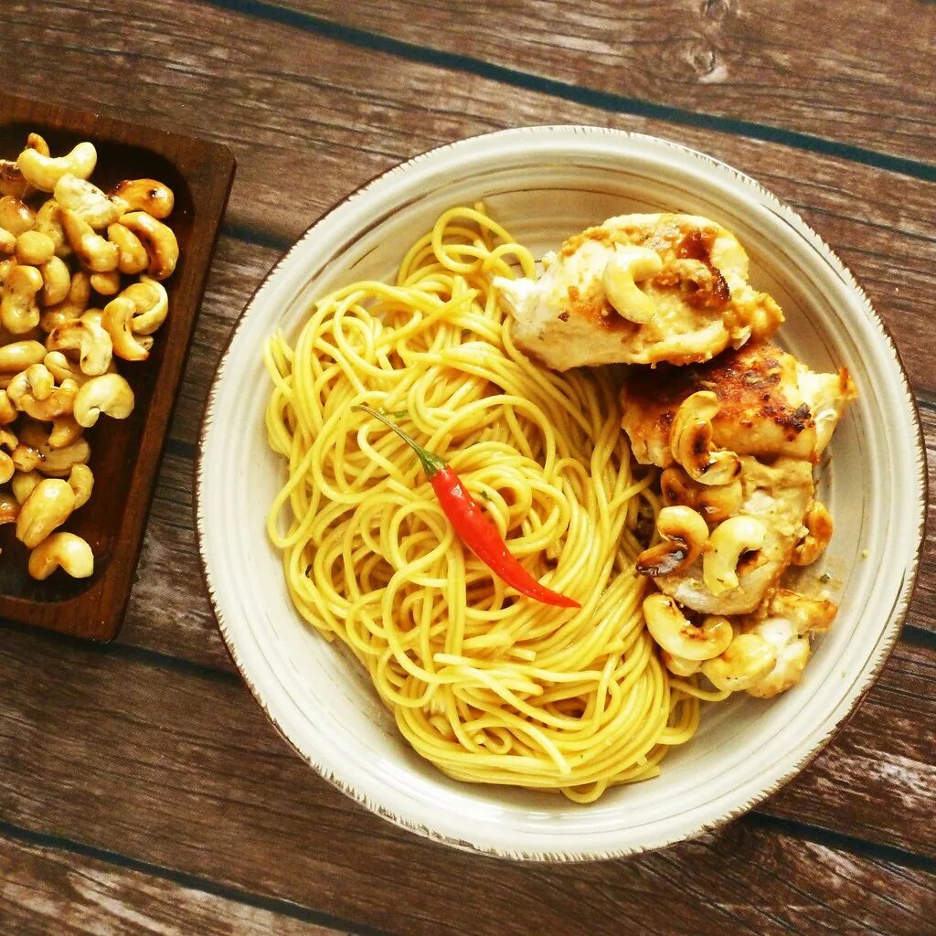Лапша с филе курицы. Лапша с медом. лапша с медом как называется. филе курицы в лапше крупной. kitchen 88 тайская лапша с курицей в арахисовом соусе сатай 280 г.