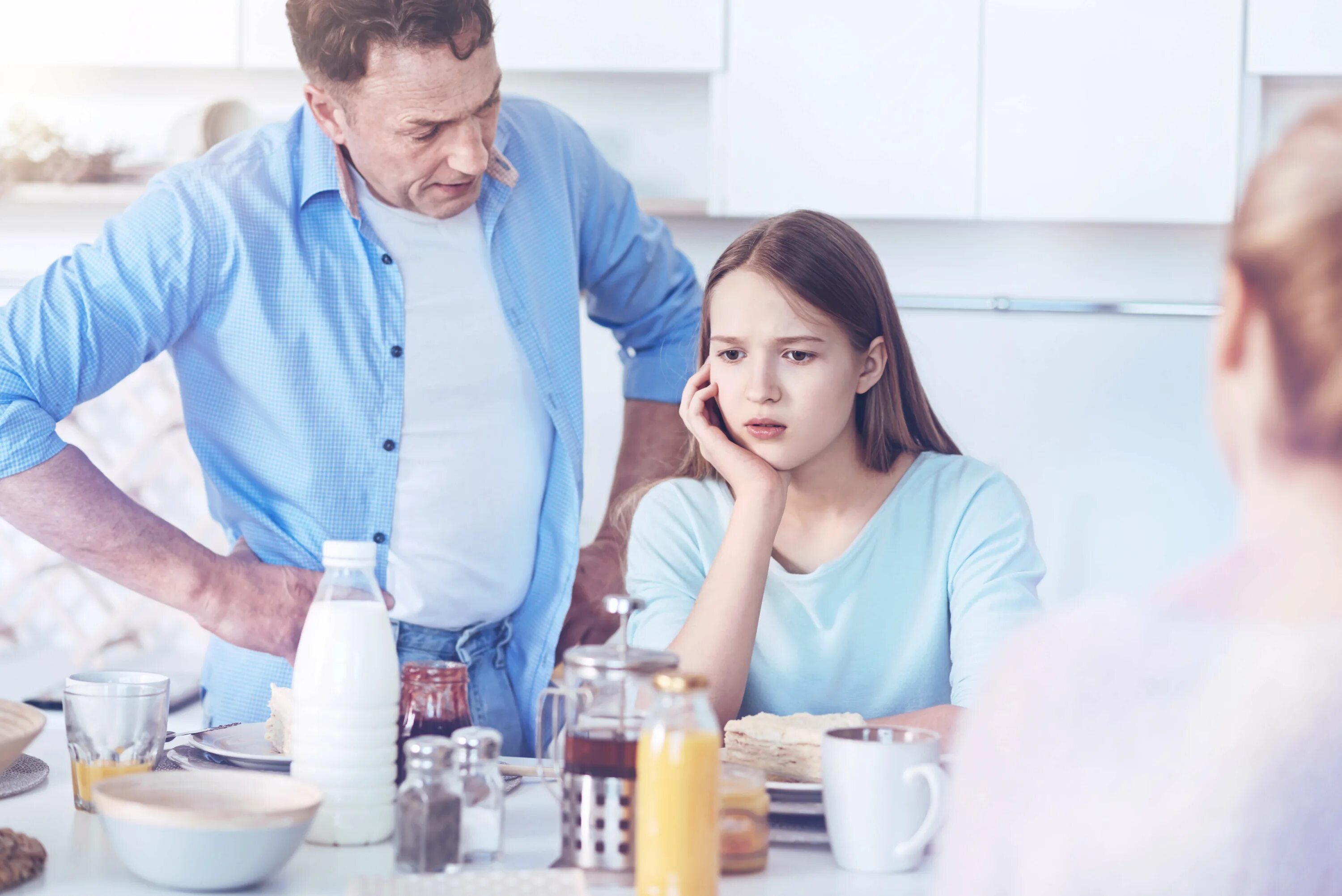 Daughter on dad talk. A guy yelling at his daughter. Папа имеет дочку