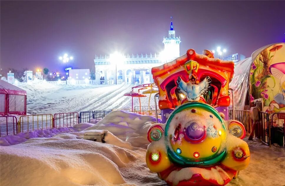центральный парк новосибирск зимой. ледяной городок в новосибирске на речном. куда сходить в новосибирске с детьми зимой. ледовый городок новосибирск горка. ледовый городок новосибирск речной вокзал.