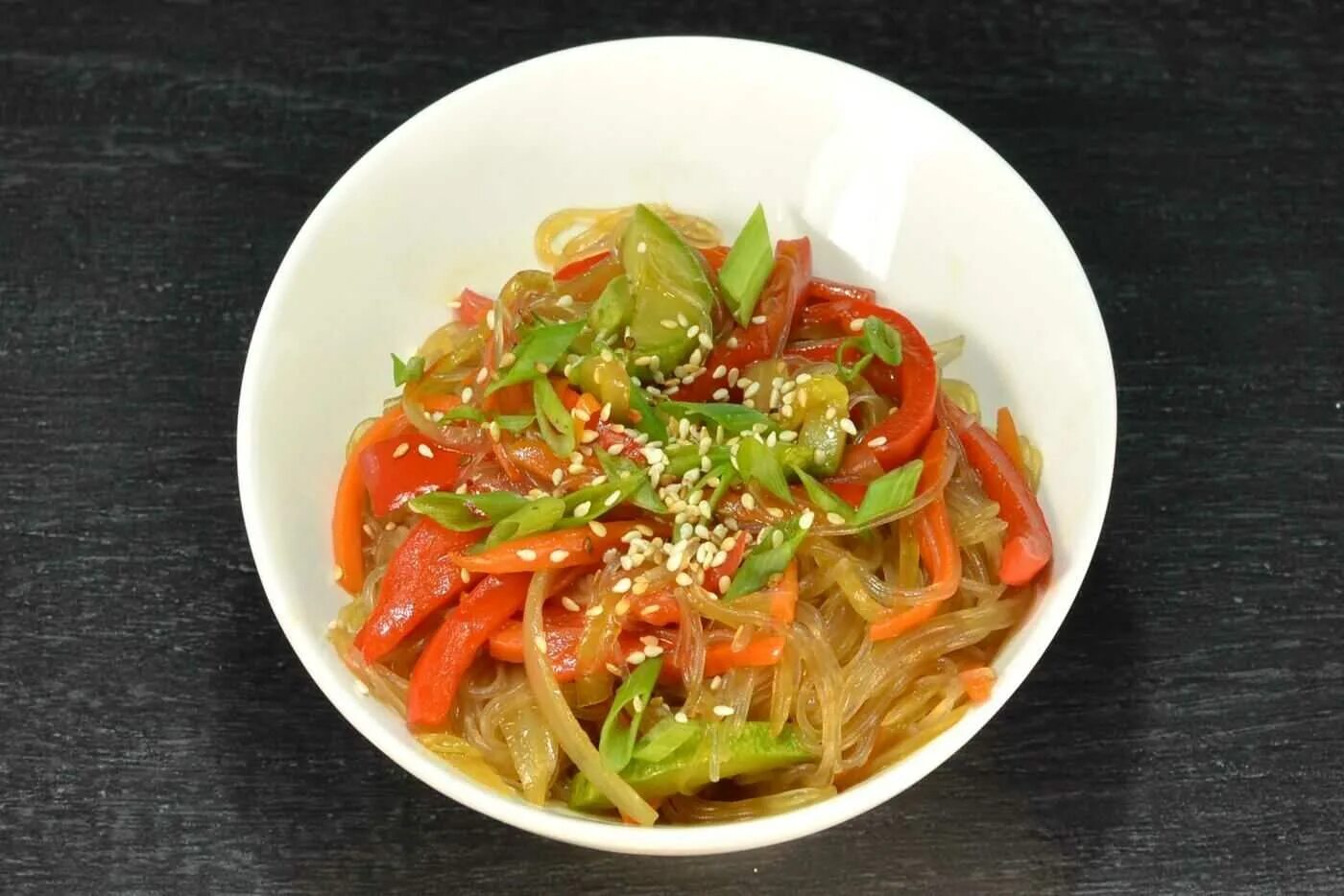 Фунчоза с соевым мясом и овощами. Фунчоза салат по-корейски. фунчоза по-корейски. китайская вермишель фунчоза. корейские салаты фунчоза морковь.