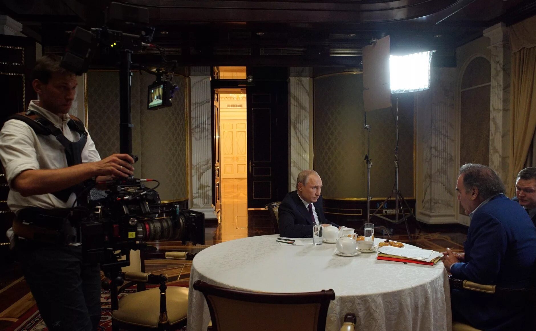 Оливер стоун интервью. Интервью с Путиным Оливер Стоун. Интервью Путина Оливеру Стоуну. Интервью Путина Оливеру Стоуну 2022.