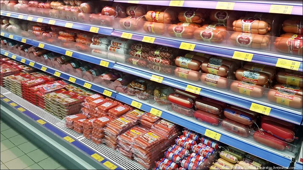 Витрина магнита. Витрина продуктового магазина. Полка с продуктами в магазине. Колбасная витрина выкладка. Полки магазина с продуктами.