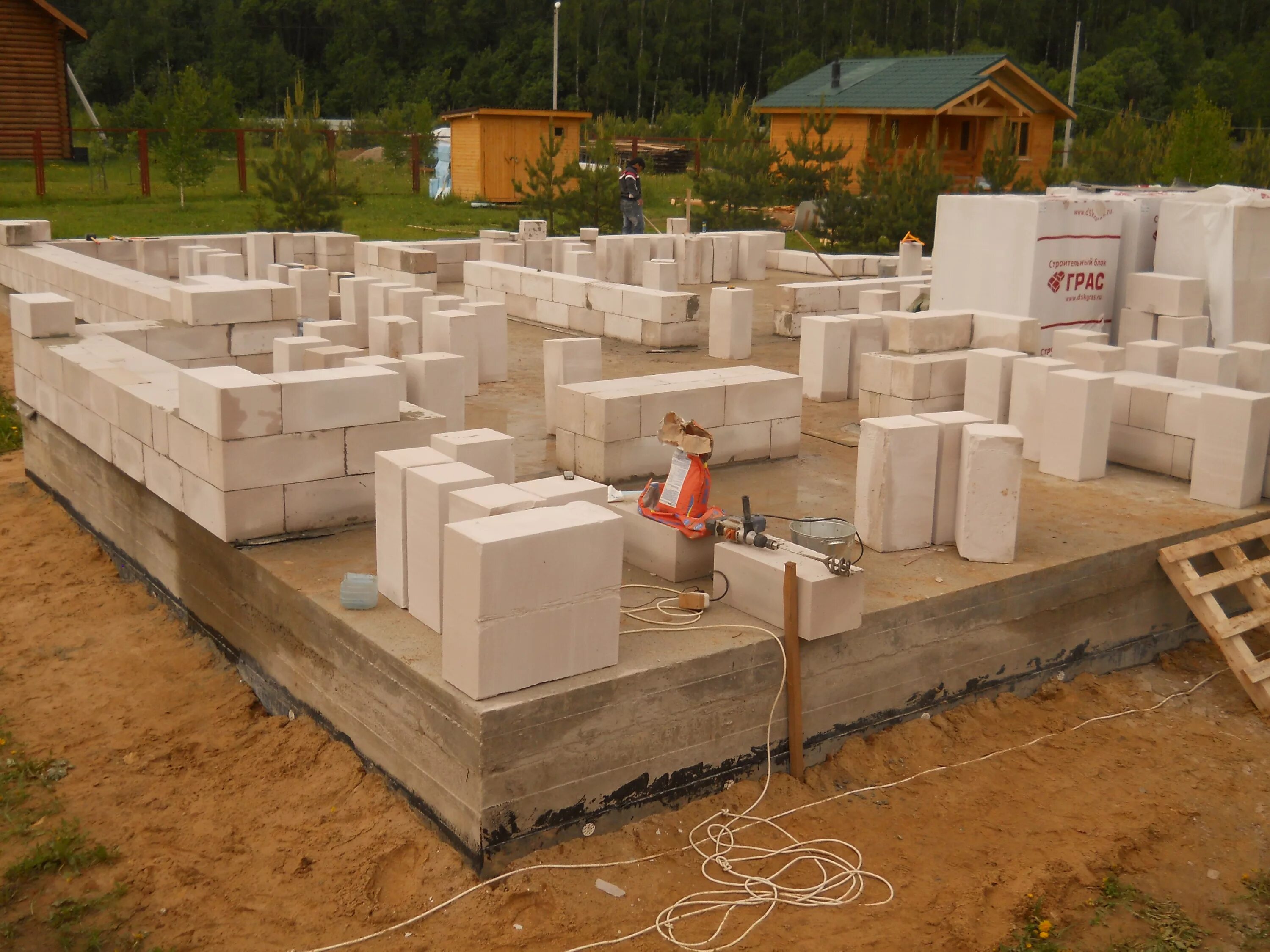 Фундамент для газобетона в 1 этаж. Фундамент под газобетонные блоки. Фундаментные блоки из газобетона. Фундаментные блоки под газобетон. Фундамент из газобетонных блоков.