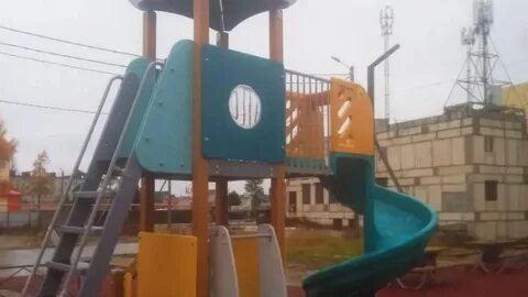 Столб подпирает детскую горку посередине 4 2