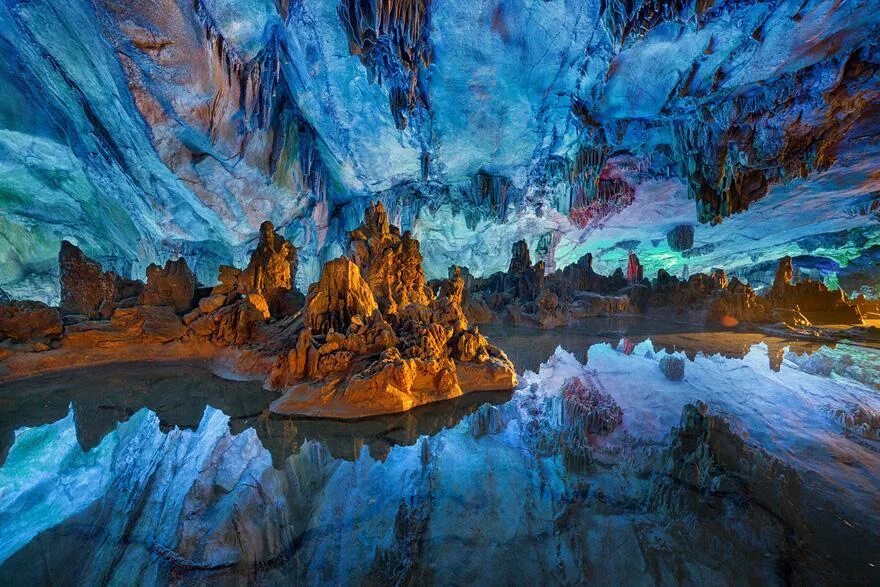 Amazing around. Пещера тростниковой флейты Гуйлинь. Пещера тростниковой флейты в Гуйлине, Китай. Коралловая пещера Морганс-Кейв Колумбия. Озеро в пещере тростниковой флейты.