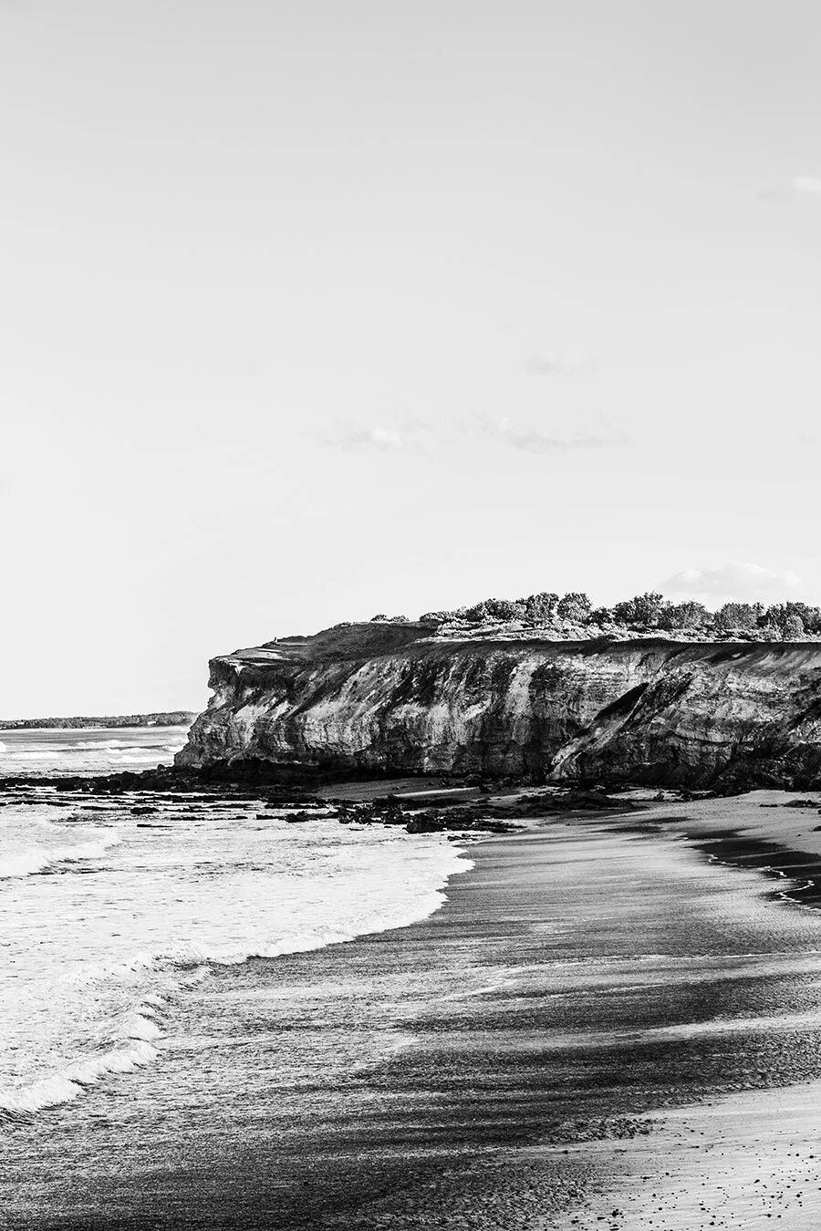 Черно белые фотографии пляж. Море черная белая фотография. Природа дальнего Востока фото чб. Пейзаж реки фото чёрно-белая.