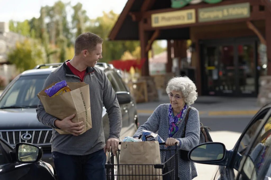 Bring help. Helping old people. help elderly people. help old people. добрый любезный человек.