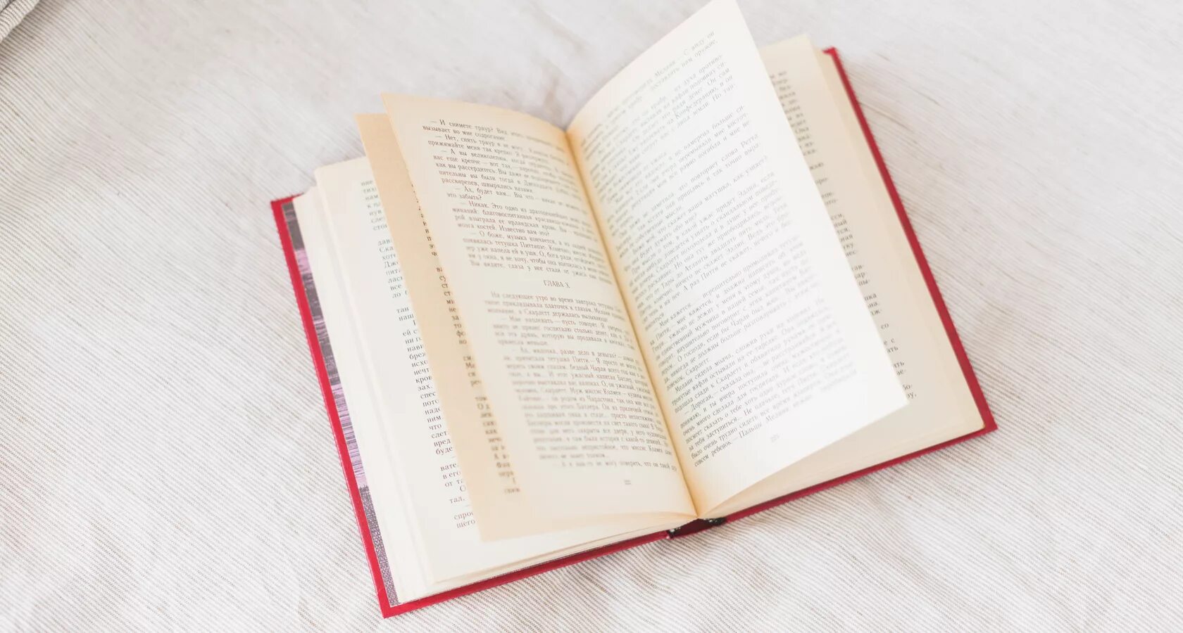 книга в виде текста. раскрытая старинная книга. книга вид сверху. изображение раскрытой книги. страница из старой книги с текстом.