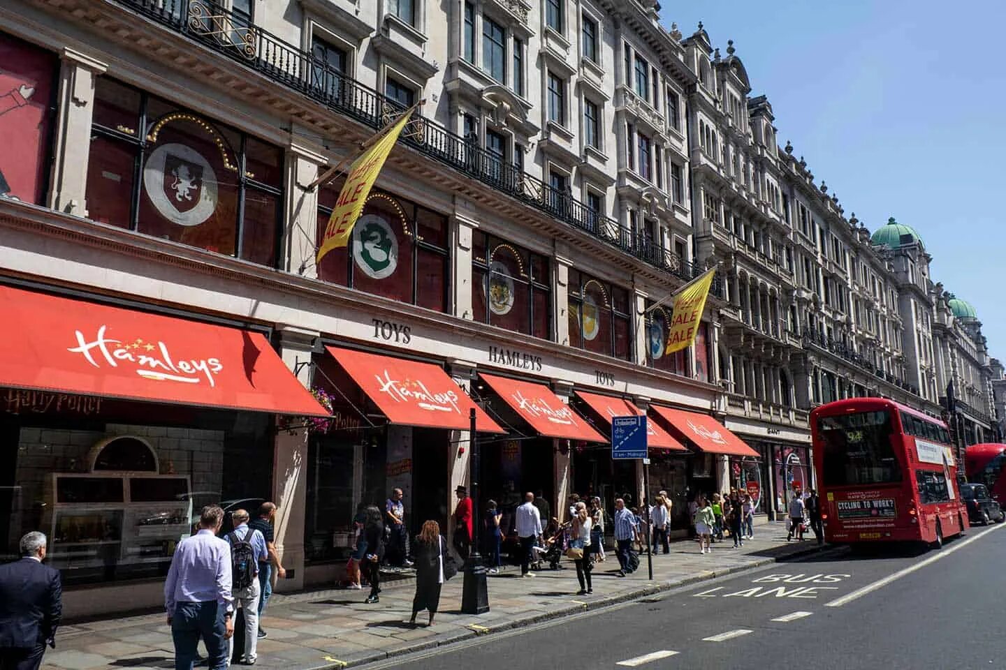 21 famous. ~Хэмлис~ на Риджент-стрит. Джерард стрит Лондон. Hamleys Oxford Street London. Грейт Мальборо стрит Лондон.