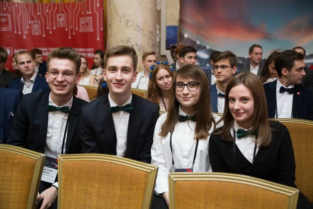 молодежь в универе. дом студента каи. четыре студента. дом студента каи. четверых студентов.